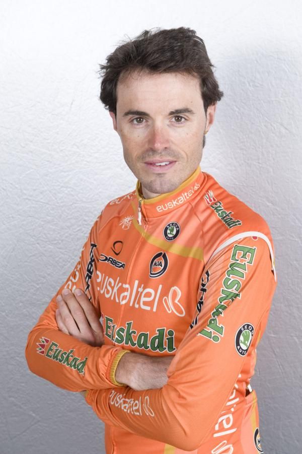 Samuel Sanchez (Euskaltel-Euskadi) keeps wrapped up during the Procycling shoot.