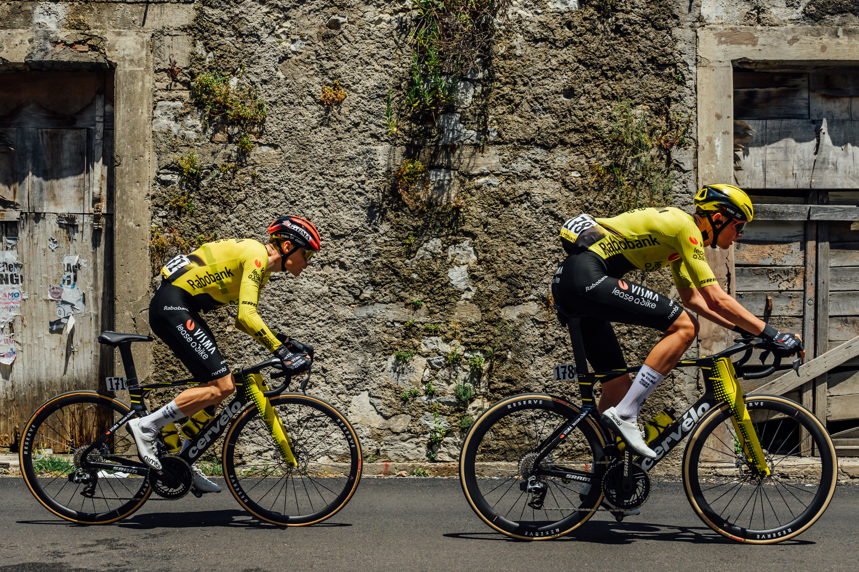 Tim Rex chaperones his Visma-Lease a Bike leader Jonas Vingegaard. Images from 2026 Giro d'Italia stage 7 to Blockhaus