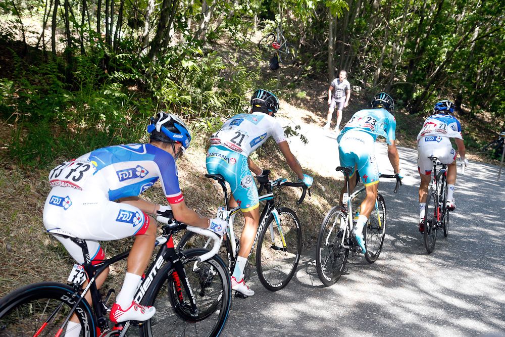Fabio Aru tries to limit his damages.