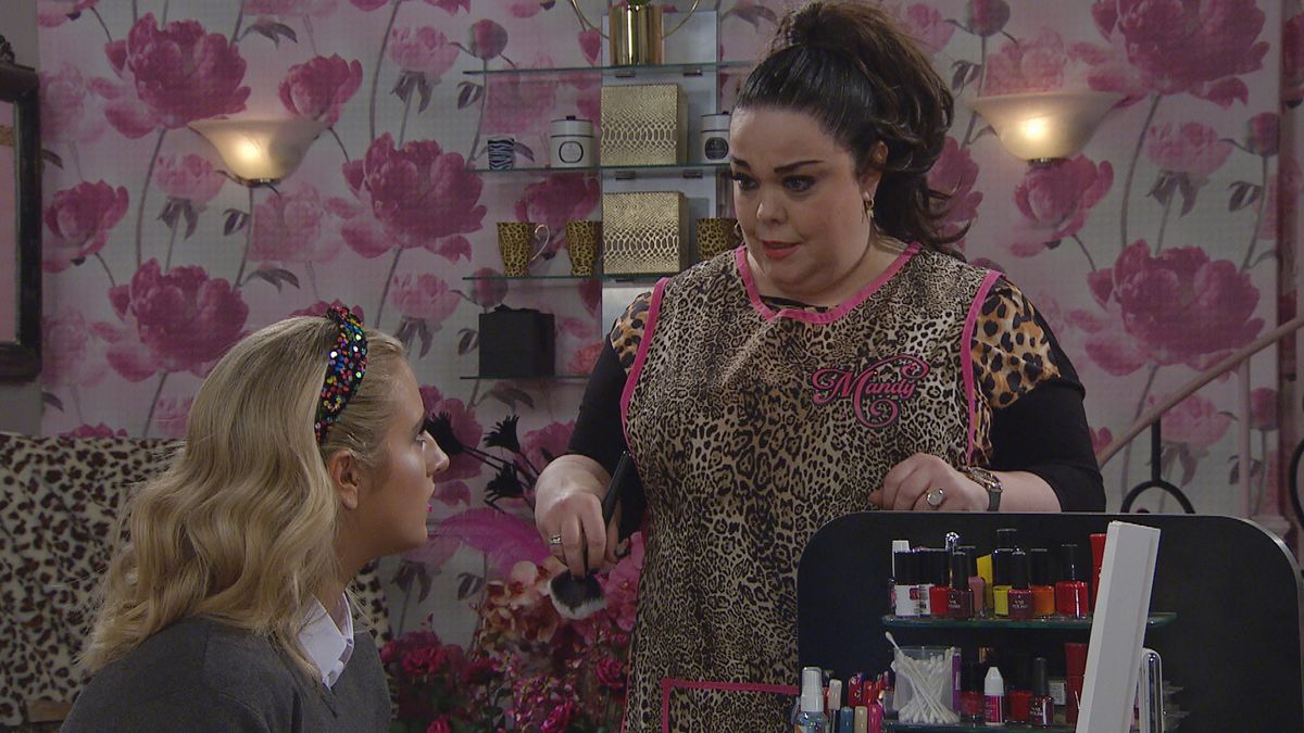 Mandy Dingle gives Amelia a new look… but will the teen like it?