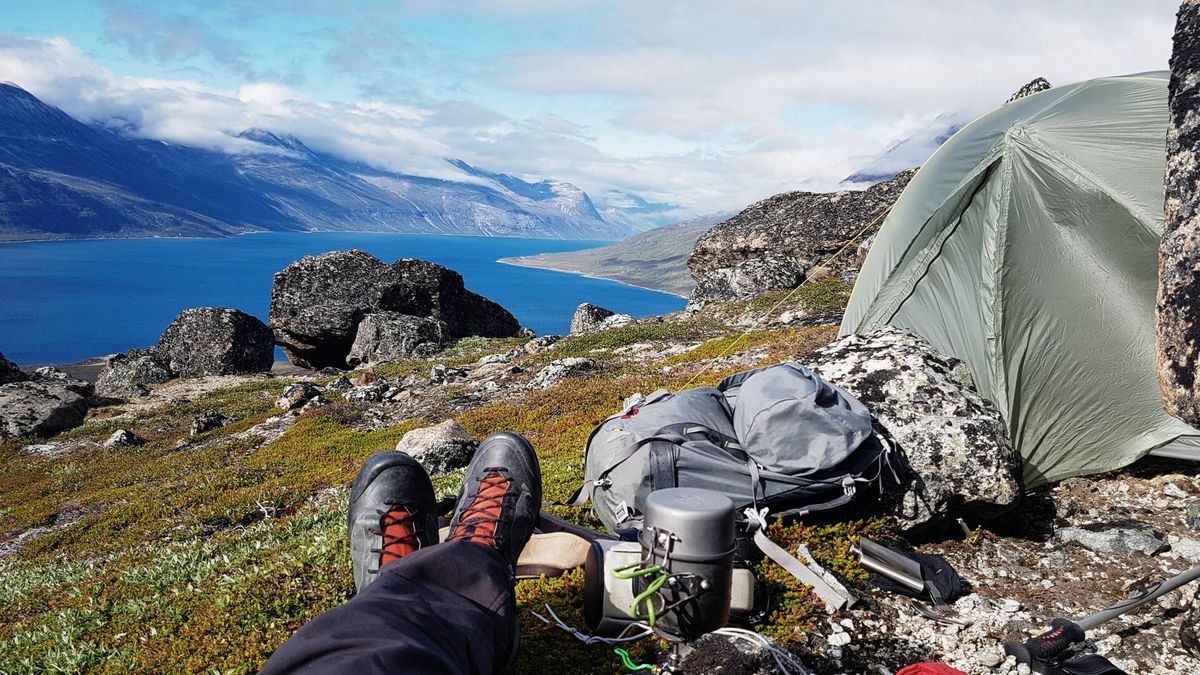 20 backpacking essentials everyone should have when hiking | T3