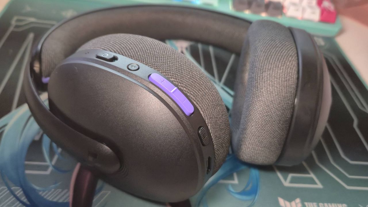 The Logitech G325 headset is as light as a cloud, and my migraine-having butt has never been happier