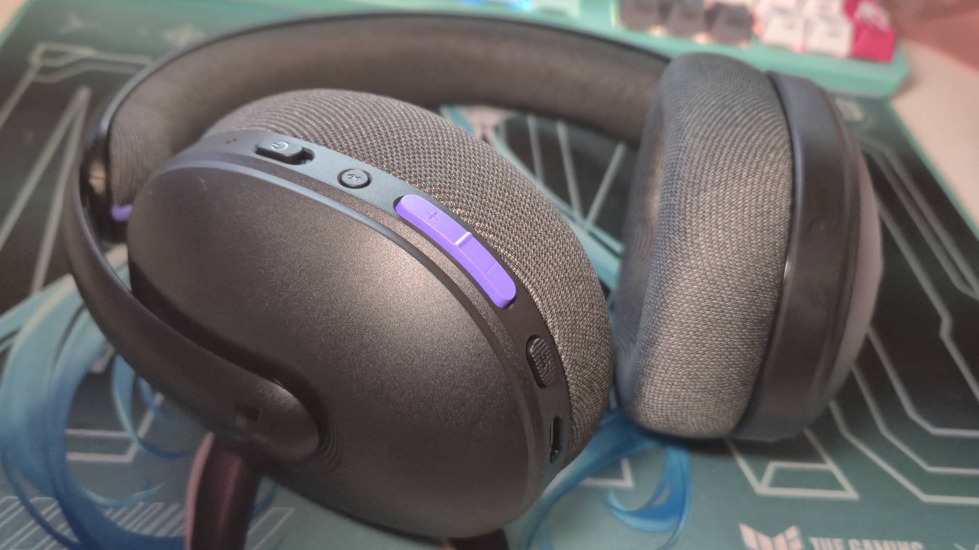 Photo of the left cup of the Logitech G325 Lightspeed wireless gaming headset.