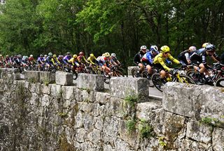 As it happened: Surprise winner storms to victory in chaotic finale to La Vuelta Femenina stage 2 