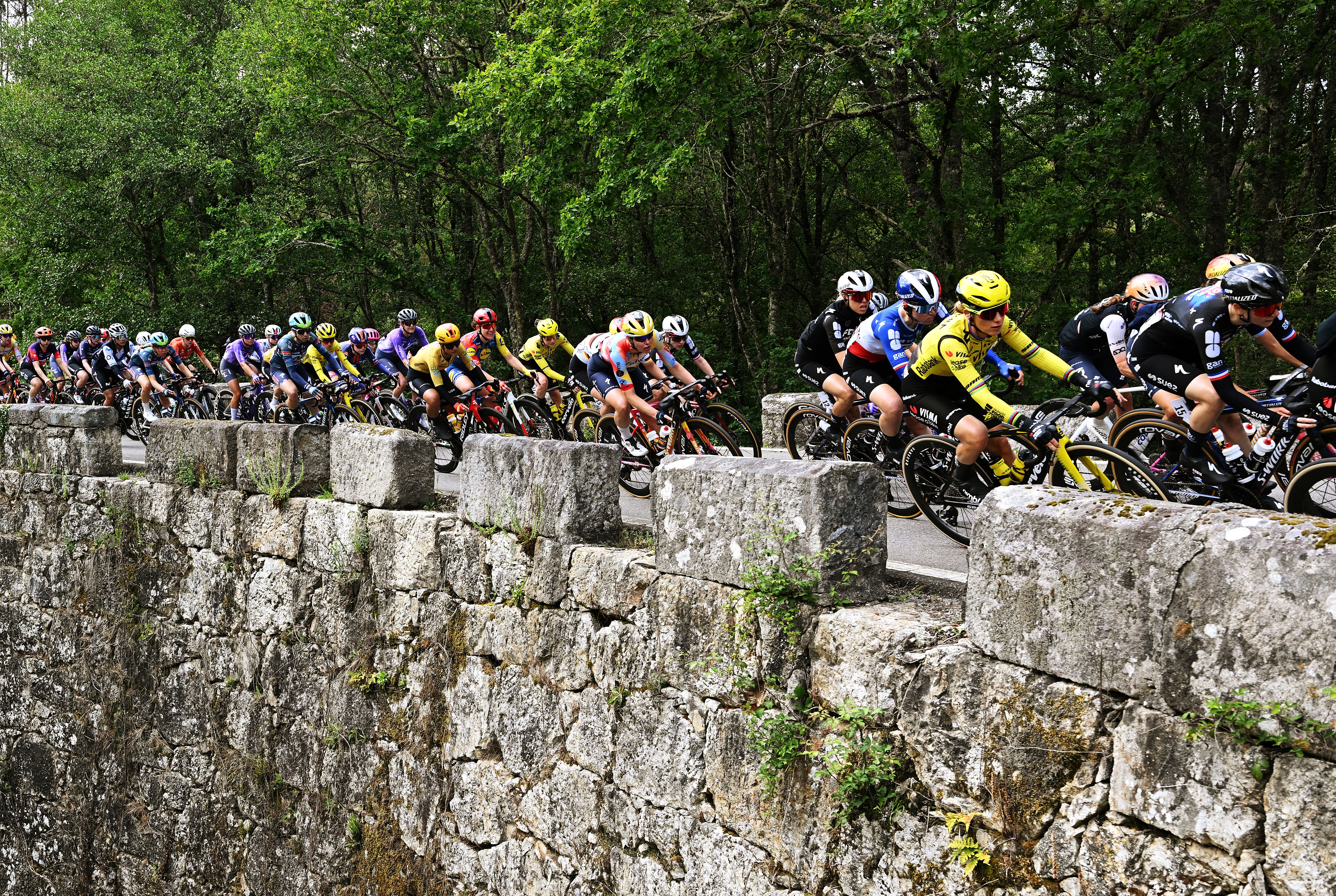 La Vuelta Femenina stage 2 LIVE: Breakaway caught but the race is opening up