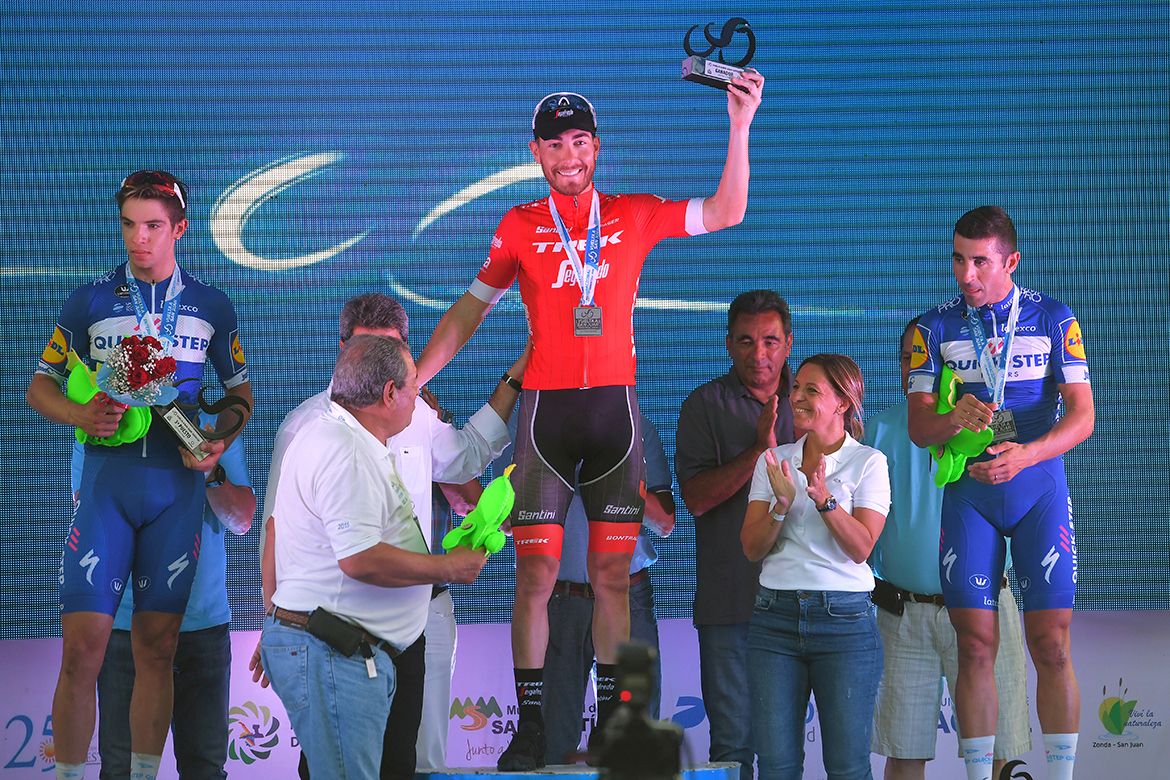 Giacomo Nizzolo (Trek-Segafredo) with his prize