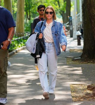 celebrity-jeans-flat-shoes-outfits-297853-1644512878106-main