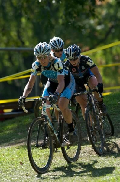 Sue Butler (Monavie - Cannondale) leads Laura Van Gilder and (C3 Soller) and Barbara Howe (Vanderkitten).