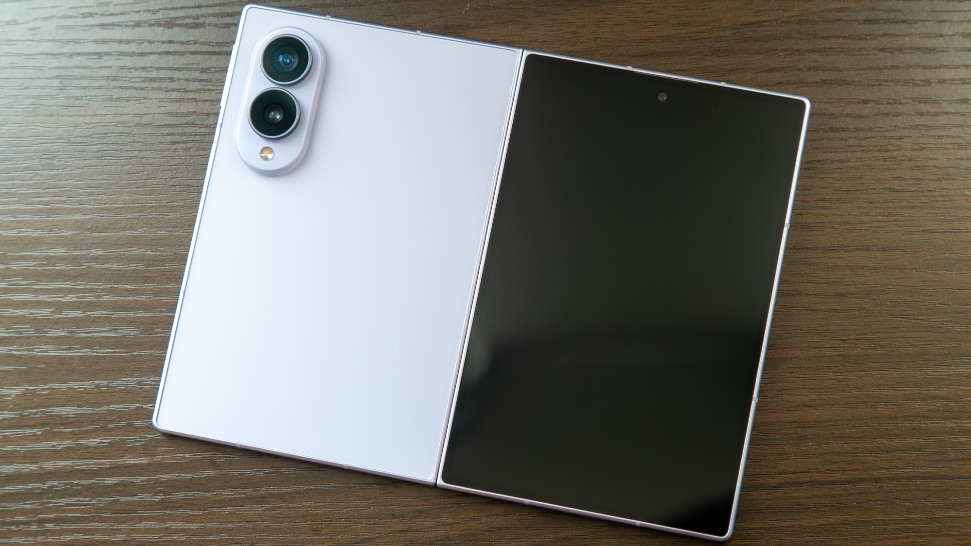 Galaxy Z Fold 8 back panel and external display