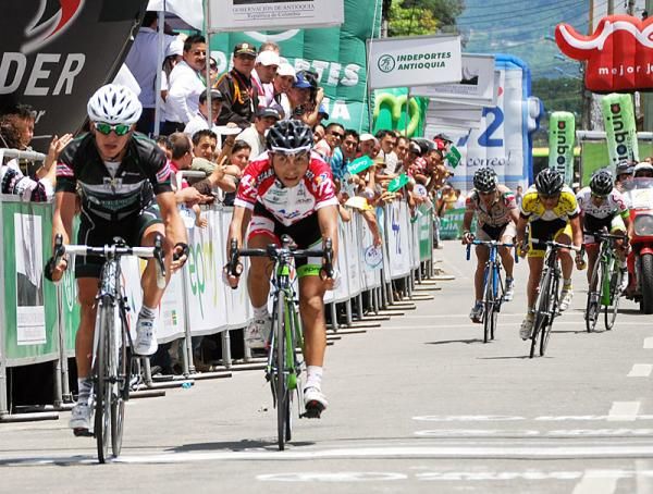 Sergio Luis Henao outsprints Walter Pedraza for second place.