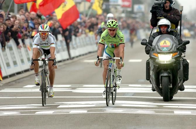 Peter Sagan (Cannondale) beats Philippe Gilbert (BMC)