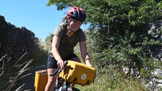 Cyclist using Fjällräven/Specialized handlebar bag and rack