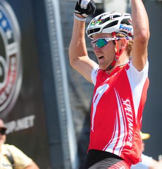 Burry Stander (Specialized) takes the win in a sprint against Geoff Kabush (Maxxis - Rocky Mountain)