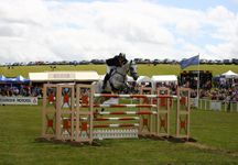 Alex_Hua_Tian_and_Chico_clear_1.75m_in_the_Malvern_Masters_at_Barbury_(Photo_Wu_Ming)_2009_IMG_7579.JPG