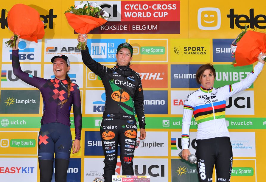 Maud Kaptheijns atop the podium