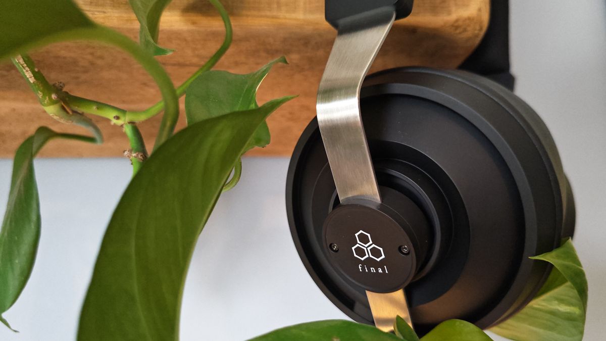 The Final DX3000 CL closed back headphone.