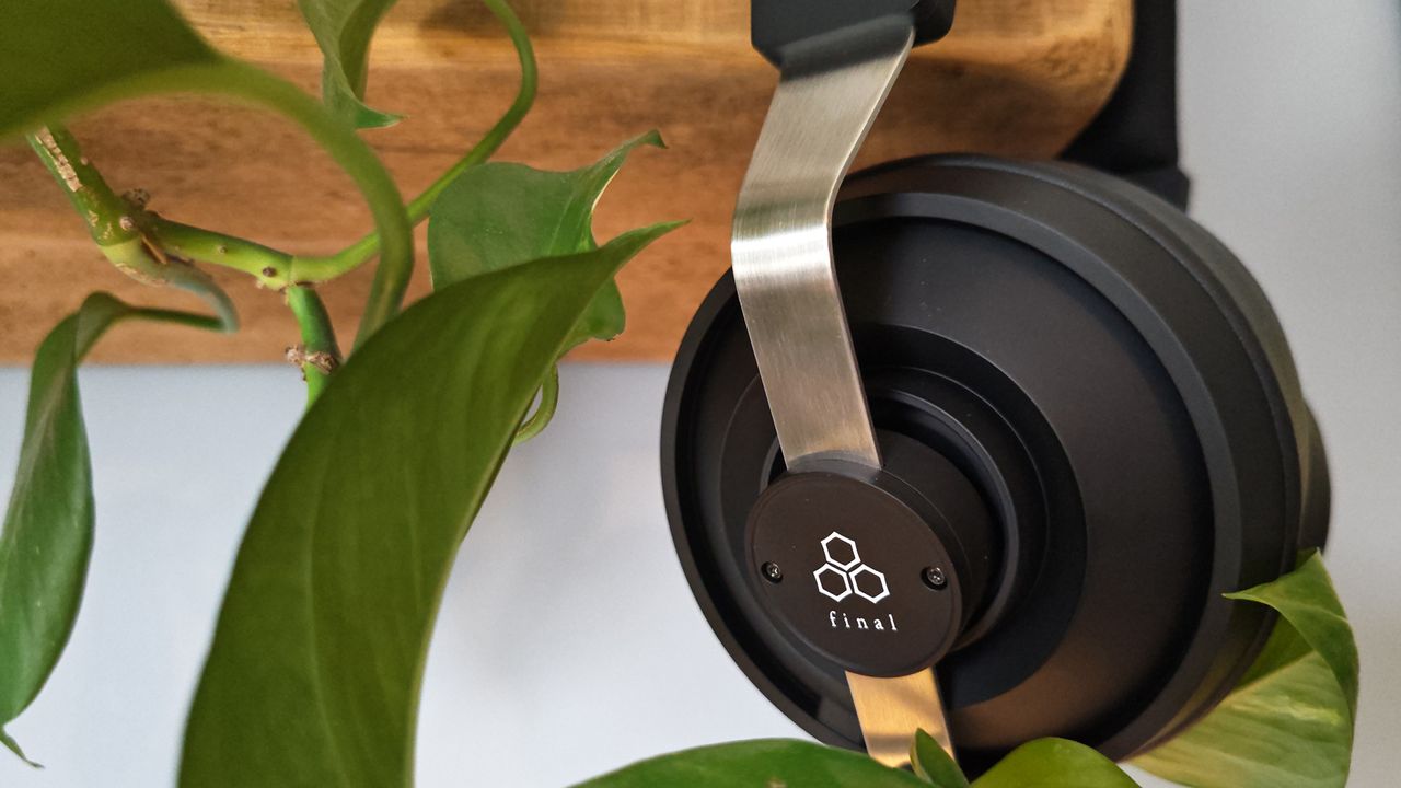 The Final DX3000 CL closed back headphone.