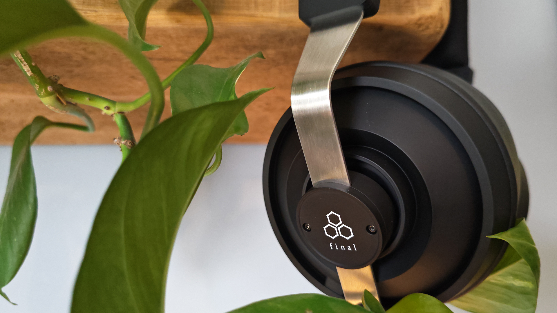 The Final DX3000 CL closed back headphone.