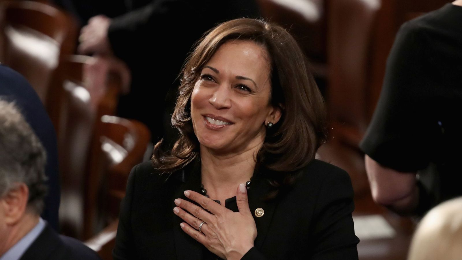 A powerful video of Kamala Harris receiving Barack and Michelle Obama's ...