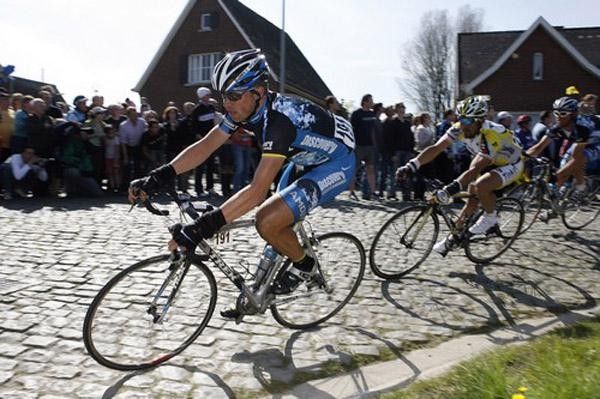 Stijn Devolder (Discovery) chases