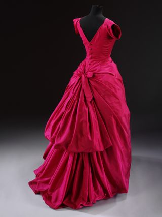 Evening dress, silk taffeta, Cristóbal Balenciaga, Paris, 1954 © Victoria and Albert Museum, London