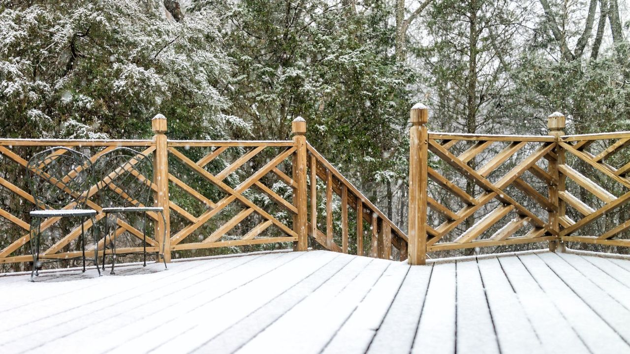 Snow on a deck 