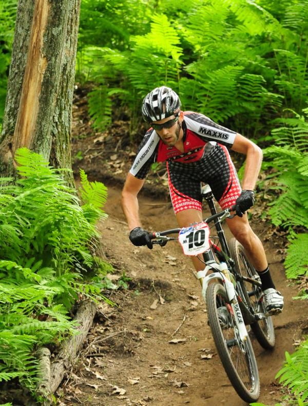 Geoff Kabush (Team Maxxis) with a gap on Plaxton