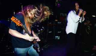 Scott Reeder onstage with Kyuss