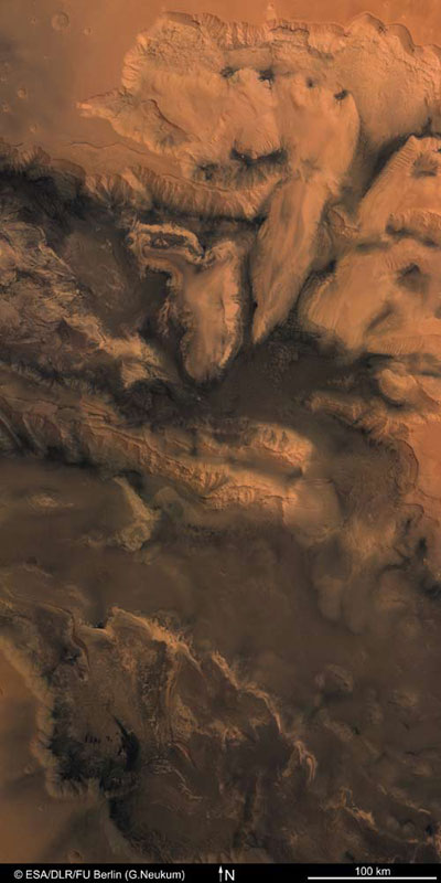 Mars Canyon Formed When Plug Was Pulled, Study Suggests