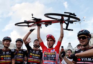 Vuelta a España 2023: Kuss celebrates the overall win with his teammates