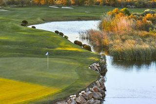 INFINITUM Lakes course 18th hole pictured
