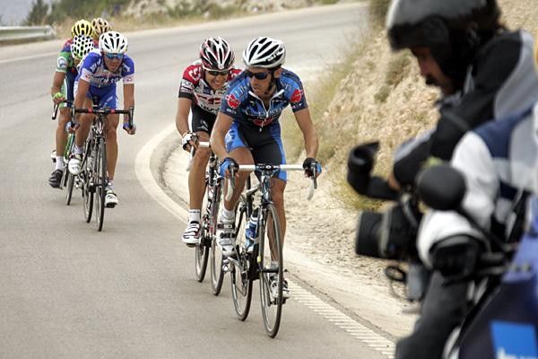 Roberto Heras (Liberty Seguros) leads Carlos Sastre (CSC) on the descent after the final climb