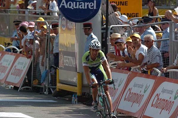 Manuel Quinziato (Liquigas) rolls across for fourth