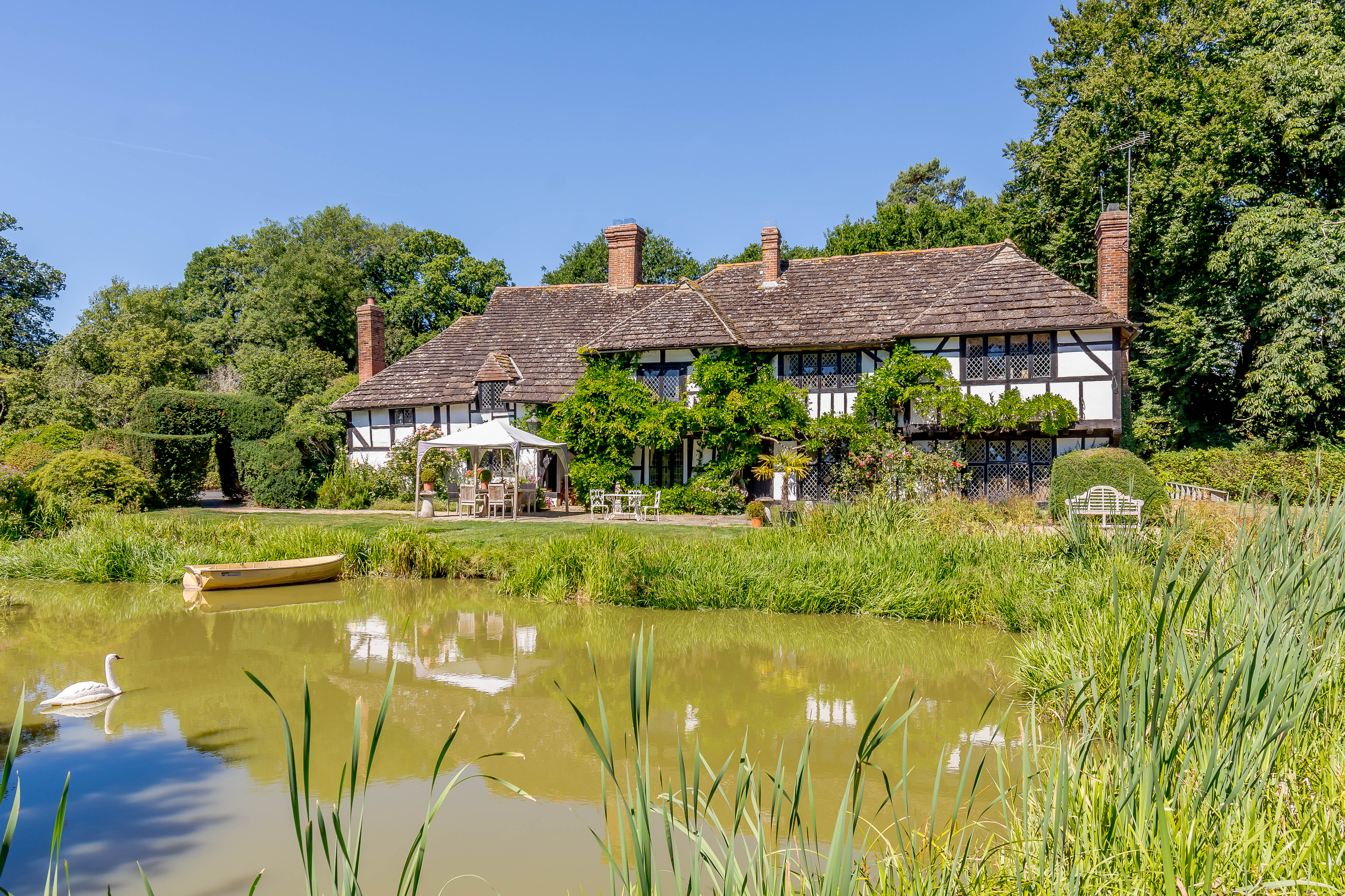 Marelands-Farm-Broadwater-Lane-Copsale-West-Sussex-MAIN-EXT.jpg