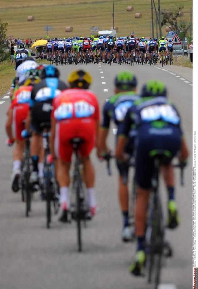 With the peloton quickly disappearing, rider try to latch back on
