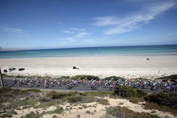The peloton on the road to Old Willunga Hill.