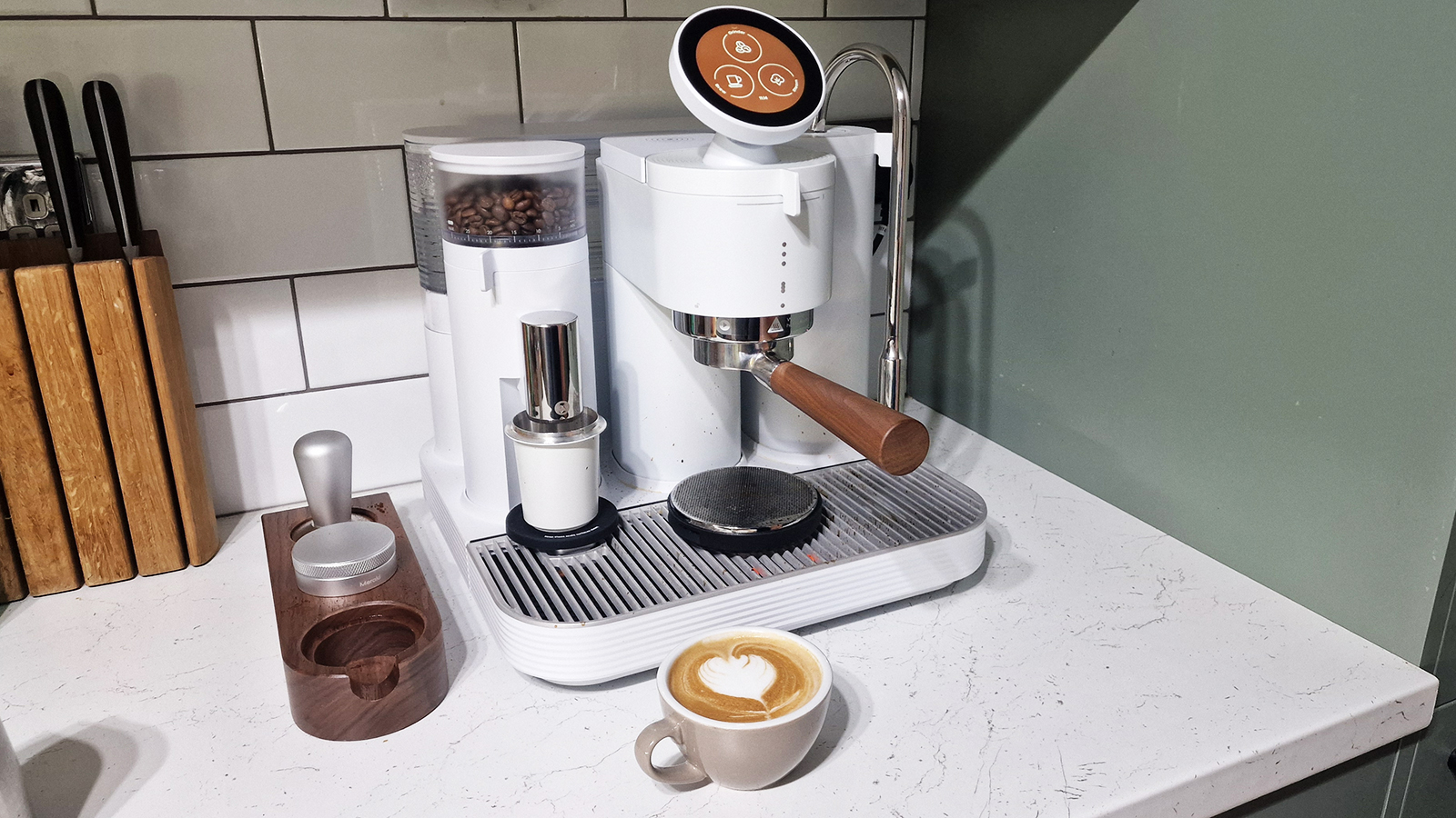 Latte made in the Meraki espresso machine