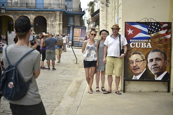 Tourists pose ahead of President Obama&amp;#039;s historic visit with Raúl Castro