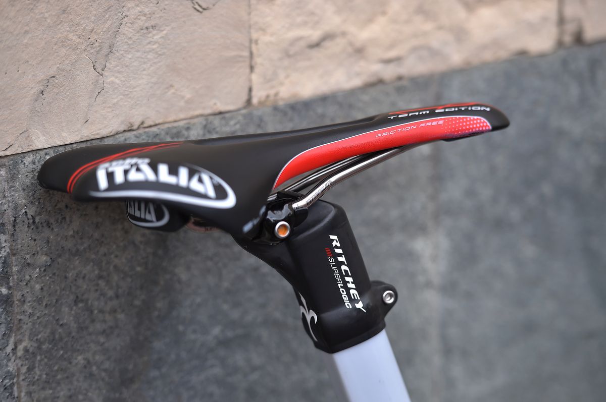 A Ritchey Superlogic seat post topper attaches the Selle Italia