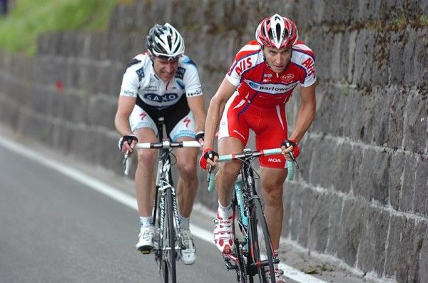 Francesco Bellotti (Barloworld) leads Jens Voigt (Saxo Bank) on the final climb.