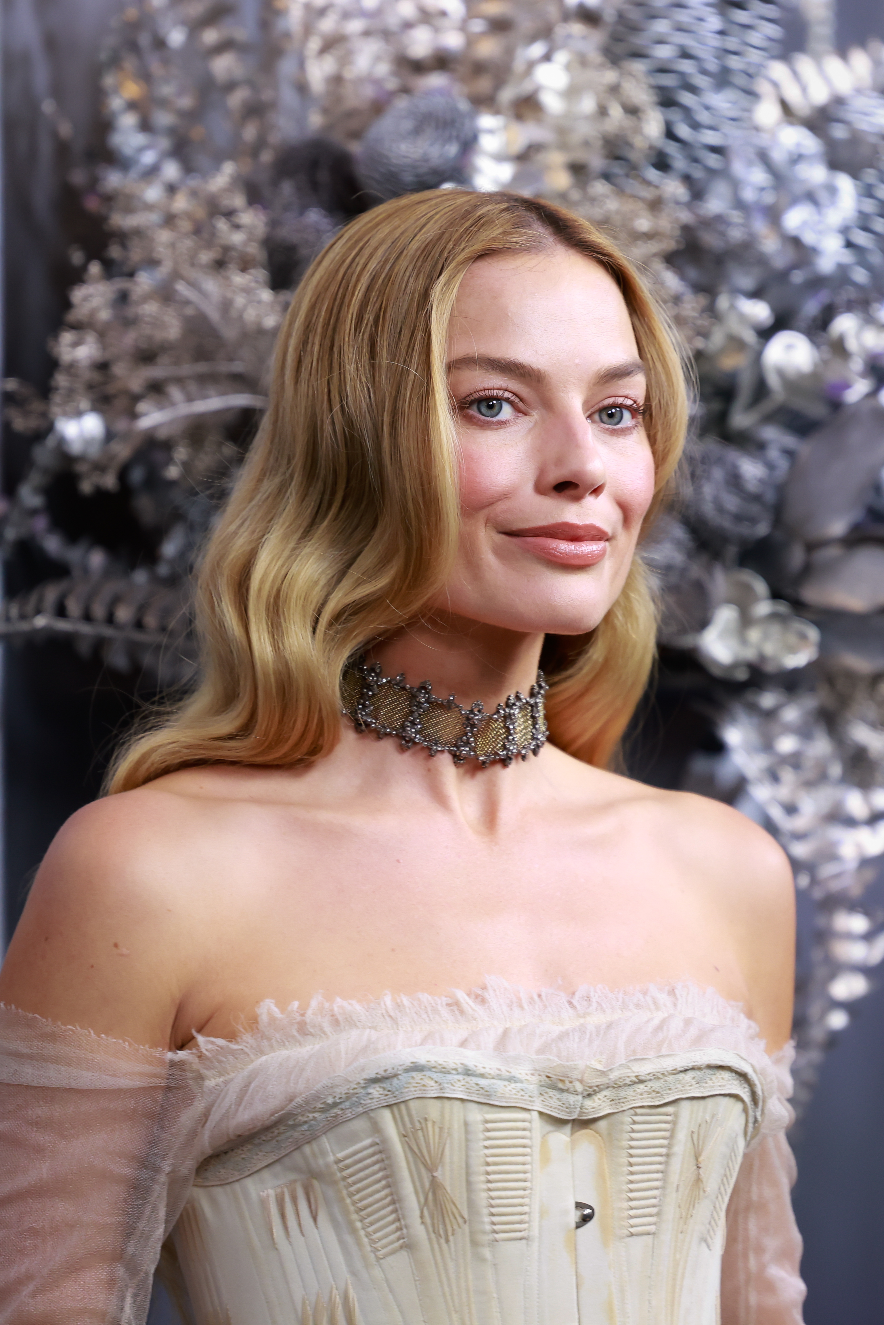 Margot Robbie wearing the choker trend in 2026