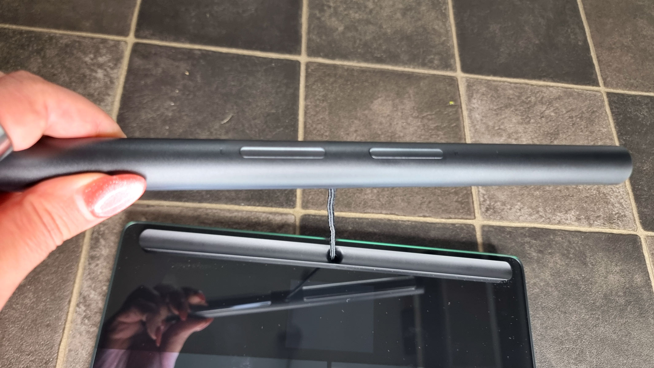 a close-up picture of the handle in the Withings Body Scan smart scale