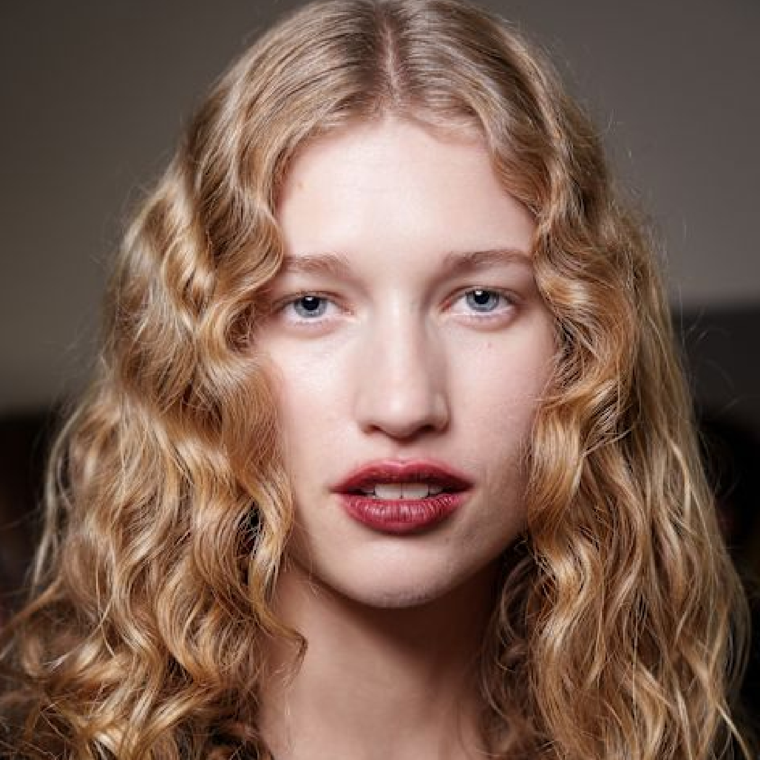 A model backstage at the Sportmax spring-summer 2026 show with blurred lips.