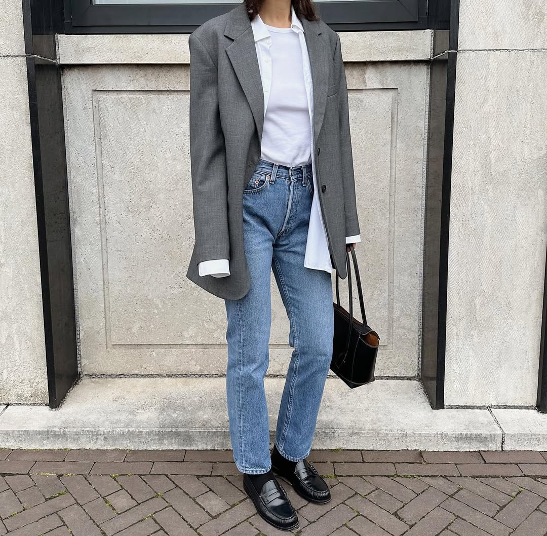 woman wearing slim jeans and grey blazer