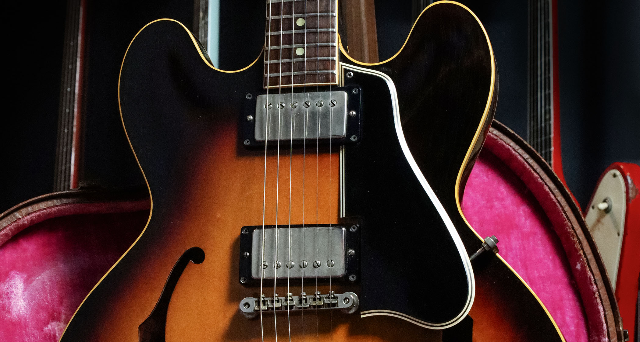 1960 Gibson ES-335: David has now documented four Gibsons from this period featuring factory fitted Mallory potentiometers with nylon shafts