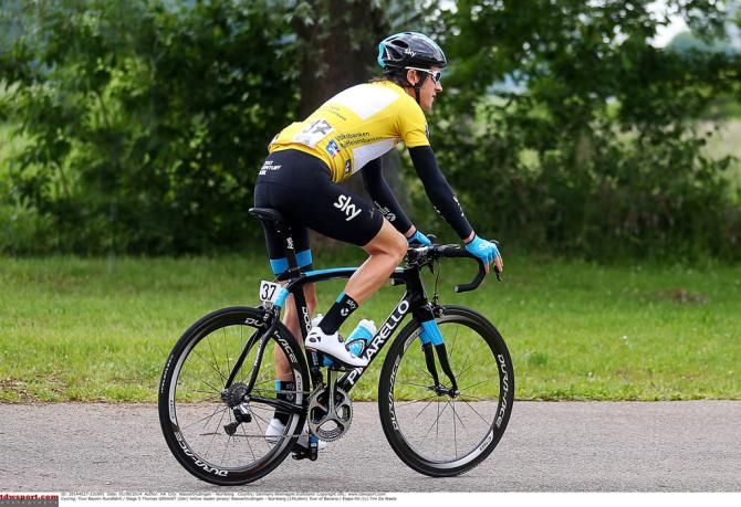 The yellow jersey on the shoulders of Geraint Thomas (Team Sky)