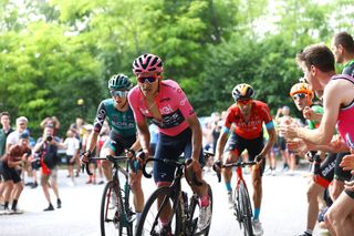 Richard Carapaz remains in pink during the Giro 2022