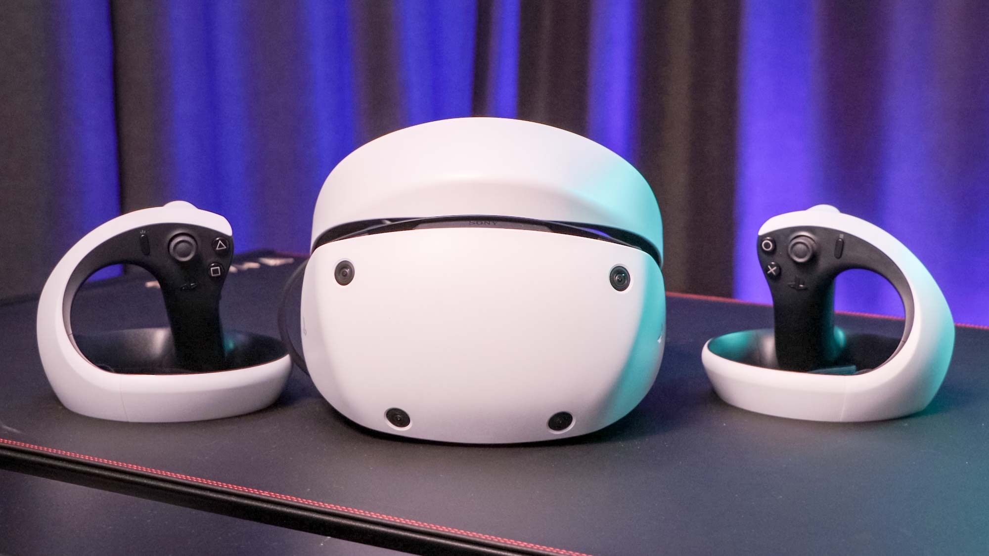 La PlayStation VR 2 con Sense Controllers sobre la mesa