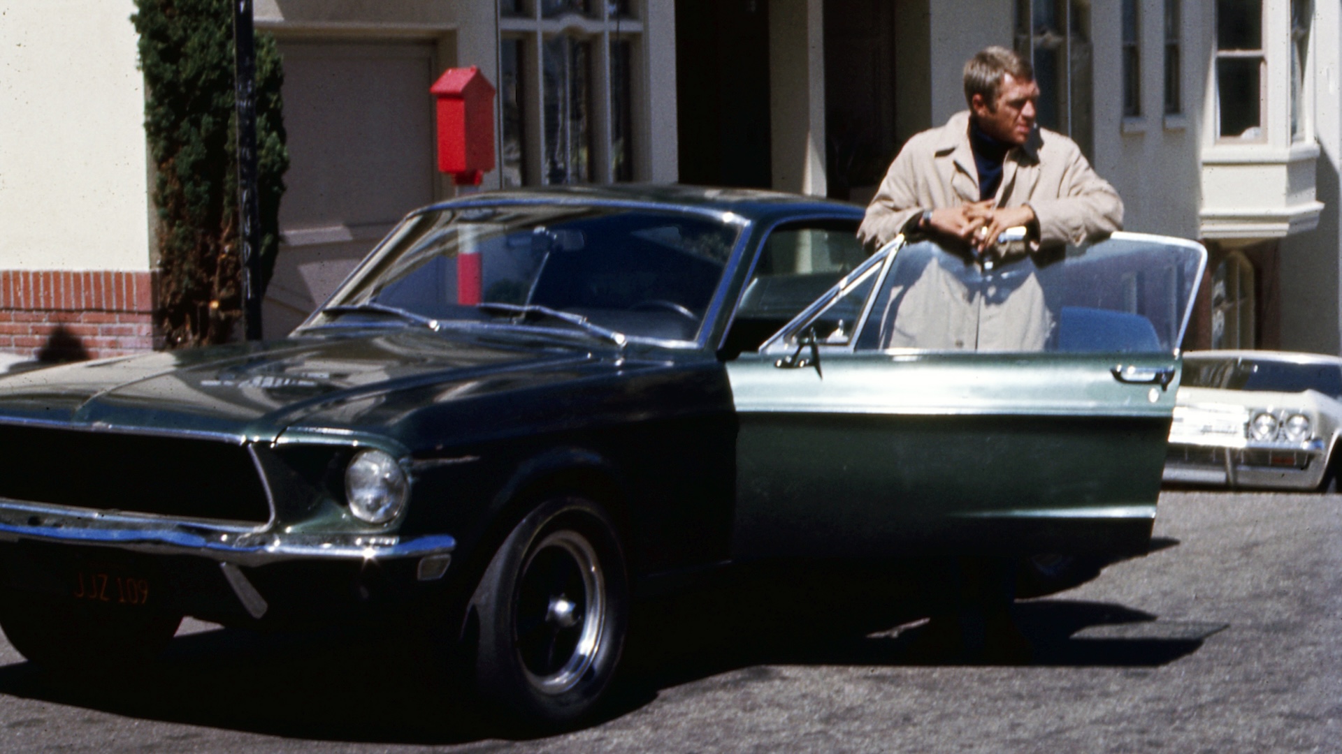 American actor Steve McQueen (1930 - 1980) as Frank Bullit next to a Ford Mustang 390 GT 2+2 Fastback in the american crime thriller movie 'Bullitt', San Francisco, 1968. (Photo by Silver Screen Collection/Getty Images)