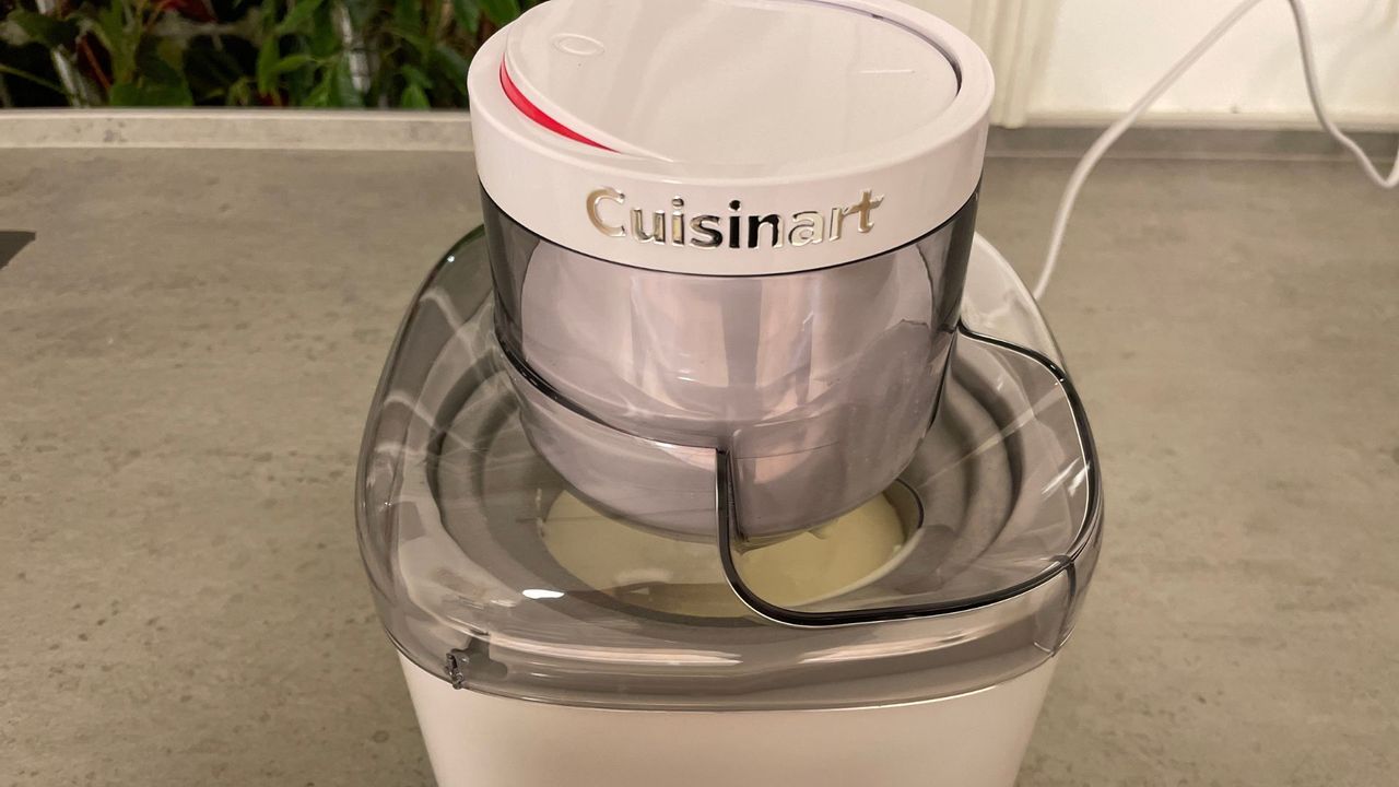 Cuisinart Solo Scoops Ice Cream Maker making ice cream